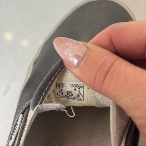 Slip on gray Vans sneakers - Picture 9 of 9